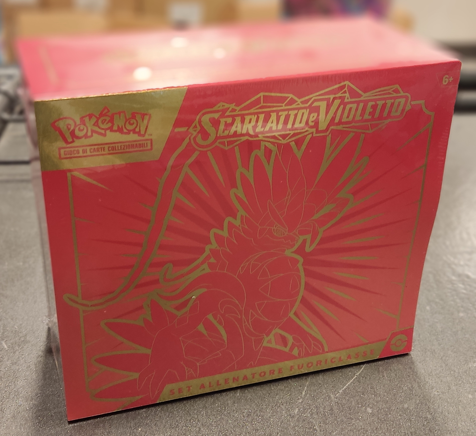 Scarlatto e Violetto ITA - Set Allenatore Fuoriclasse Koraidon (rosso)